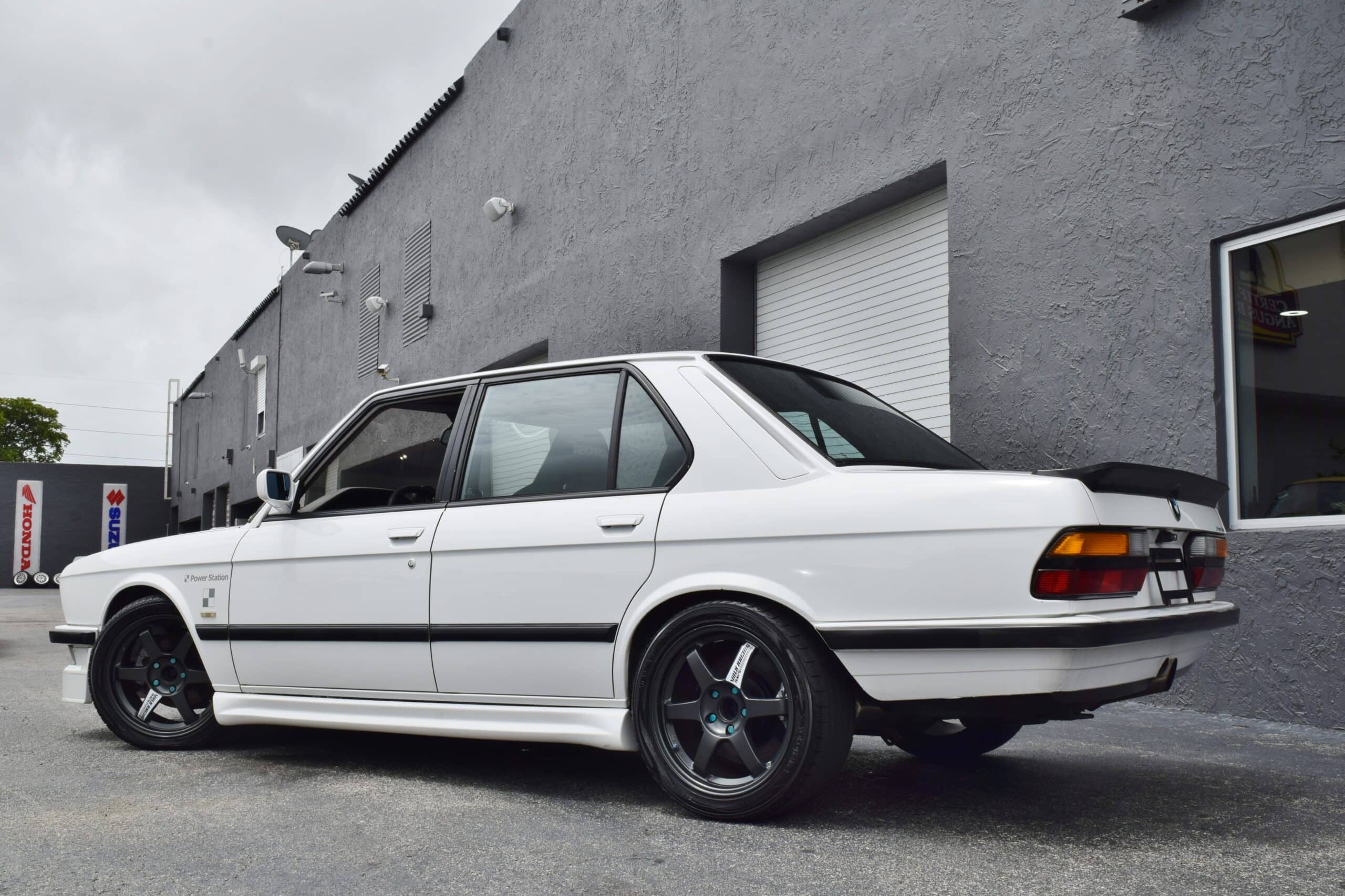 1986 BMW 5-Series E28 HKS TWIN TURBO Built M20 HKS Twin Turbo-5 Speed-MOTEC-Bilstein Suspension-Recaro Seats-Slicktop