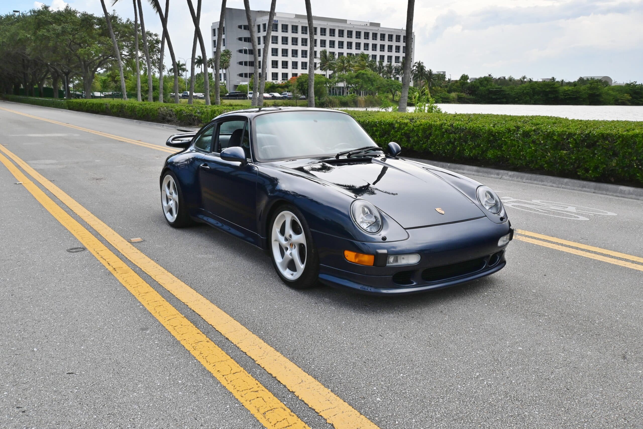 1998 Porsche 911 993 C2S Special order Ocean Blue – Factory Aerokit – Engine Rebuild – 6 Speed – Bilstein