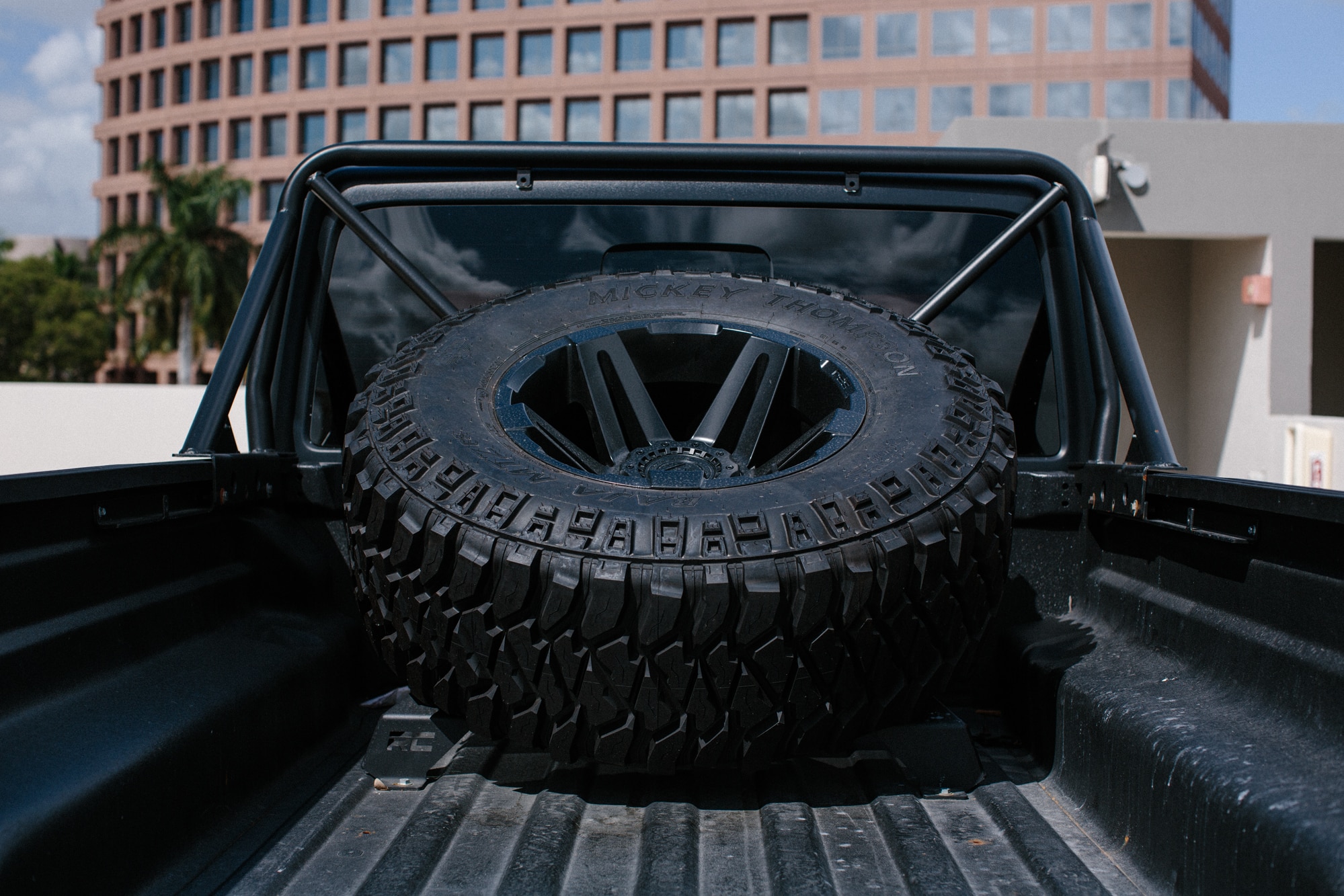 2022 Jeep Gladiator (JT) – Esteem Custom Edition 6×6 | KMC Beadlock Wheels | Rough Country Winch | Maxxis Razr 40″ M/Ts | Fox Racing Suspension